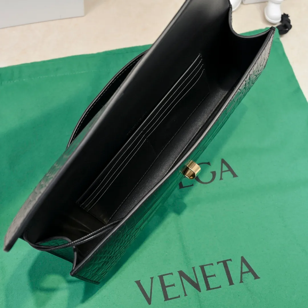 Batch 1420 Bottega Veneta Fall in love with Andiamo at first sight, new design, natural Nile rare leather crocodile pattern complex handbag, a model handbag for women, no need for color cover, no emotional camouflage, immersive depth and excitement, the classic element KNOT knot is inspired, modernist aesthetics and jewelry field craftsmanship reinterpret the knot element, bringing a clutch full of modern texture and elegant and quiet lady spirit. Style number: 1511 Size: 31*13*3cm